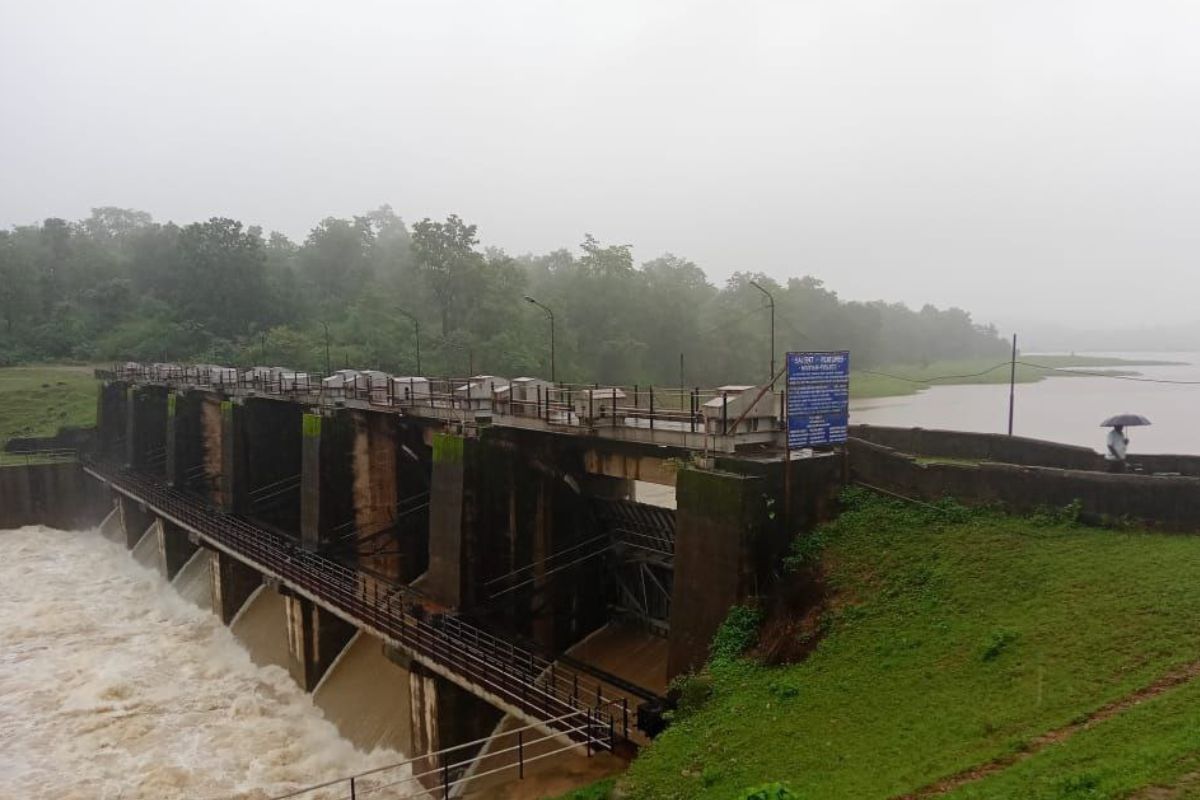 नर्मदा नदी में बाढ़ का खतरा बढ़ा, कई डैमों के गेट खुले