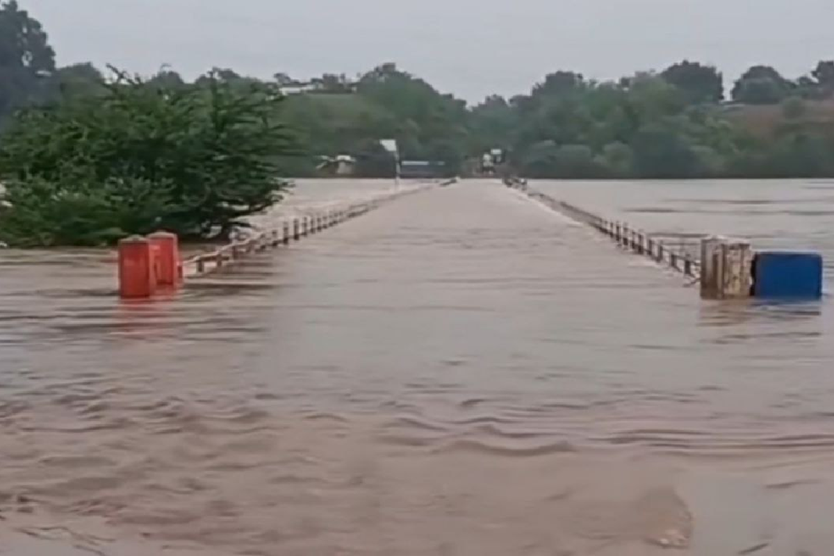 उफनती नर्मदा ने तोड़ा जिलों का फासला, कई गांवों से टूटा संपर्क, मंदिर डूबे