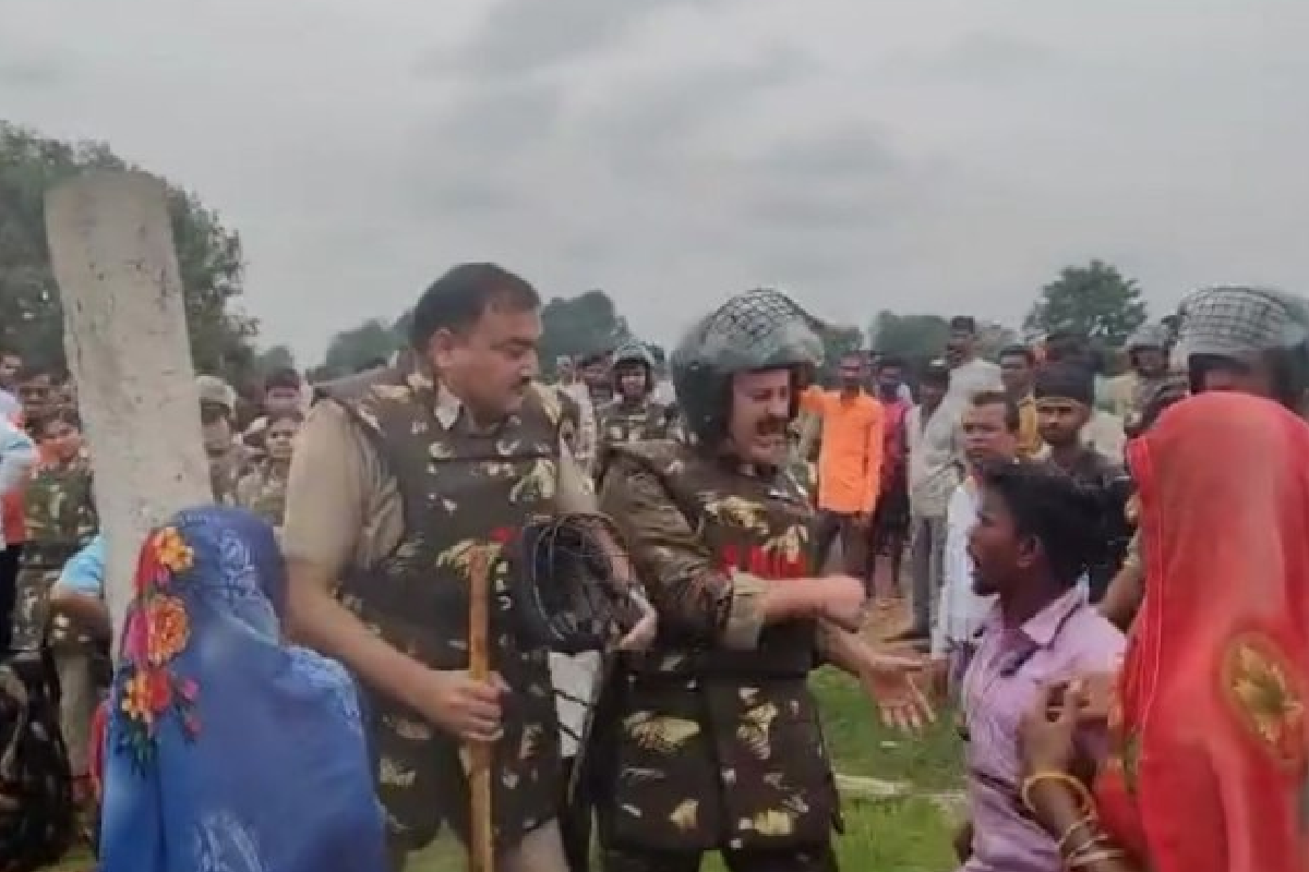 आदिवासियों और पुलिस के बीच धक्का-मुक्की, कोदो फसल उजाड़े जाने से ग्रामीण नाराज,
वीडियो वायरल