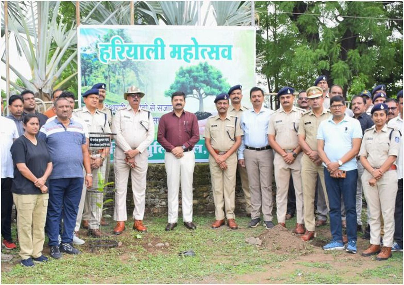 एसपी व एएसपी को पसंद बादाम, सीएसपी ने रोपा कटहल का पौधा
