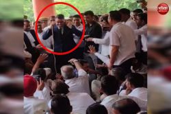 “मैं गलत हूं” कहकर यूपी के इस जिले के एसडीएम ने वकीलों के सामने कान पकड़कर लगाई
उठक-बैठक, जाने क्यों - image