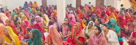 हुब्बल्ली में आयोजित शिवमहापुराण कथा का श्रवण करतीं महिलाएं।