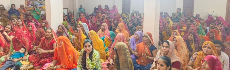 हुब्बल्ली (कर्नाटक) में भक्तिमय वातावरण में शिवमहापुुराण का श्रवण करती महिलाएं।