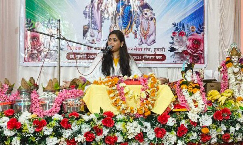 शिवमहापुराण का श्रवण करातीं अयोध्या से पधारीं कथावाचिका सुभद्रा कृष्ण।