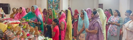 हुब्बल्ली के रामदेव मंदिर परिसर में चल रही शिवमहापुराण के दौरान आरती करतीं महिलाएं।