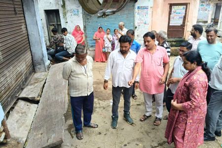 नालियों का पानी नींव में भरा, दरारें आने से पांच दुकानें धंसने लगी