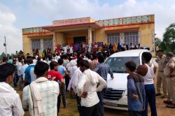 Dausa: गांव में पेड़ से लटका मिला युवक का शव, इकलौता पुत्र था दिनेश, परिजनों का
रो-रोकर बुरा हाल - image