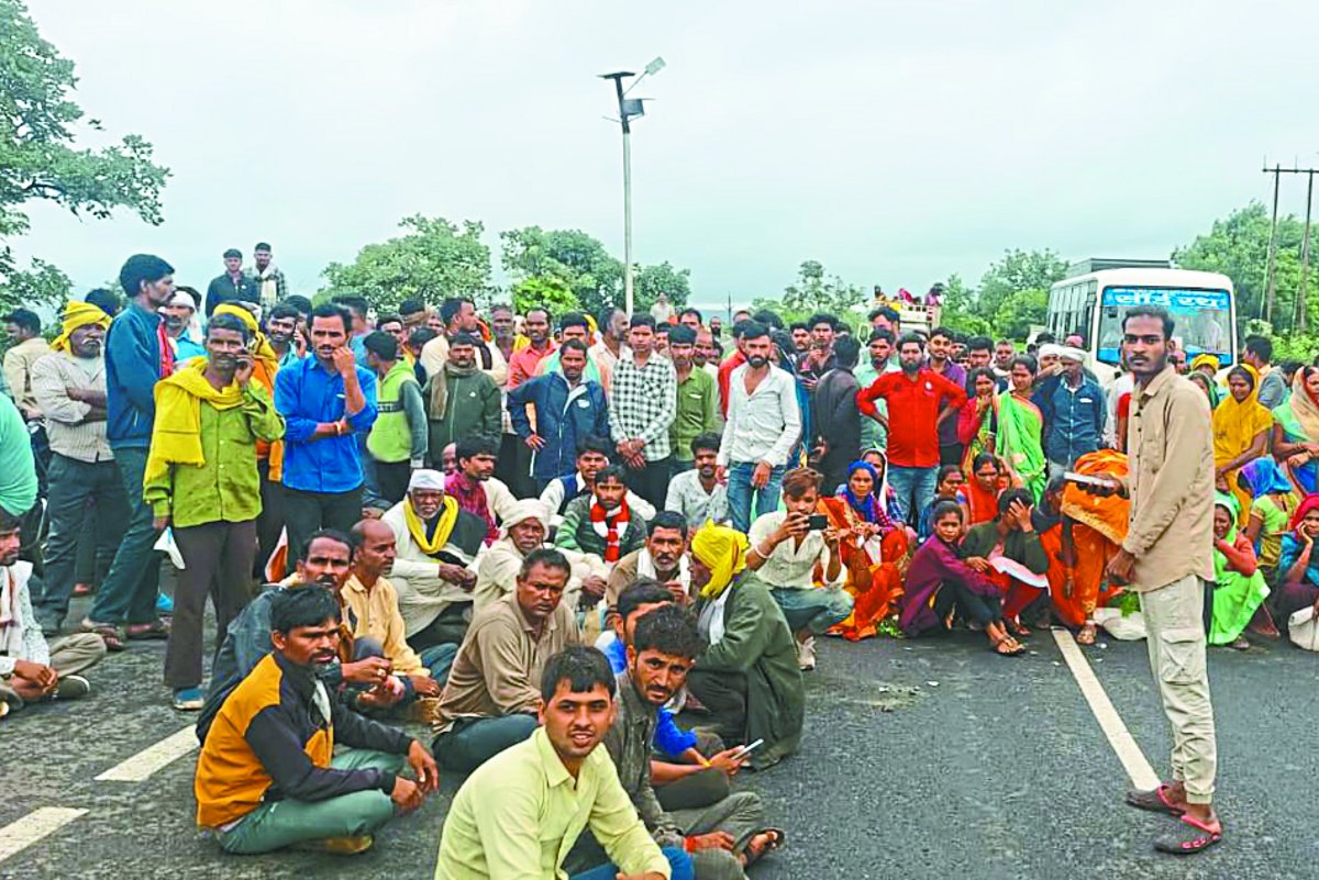 यूरिया के लिए दिखा आक्रोश, हाईवे पर उतरे किसान