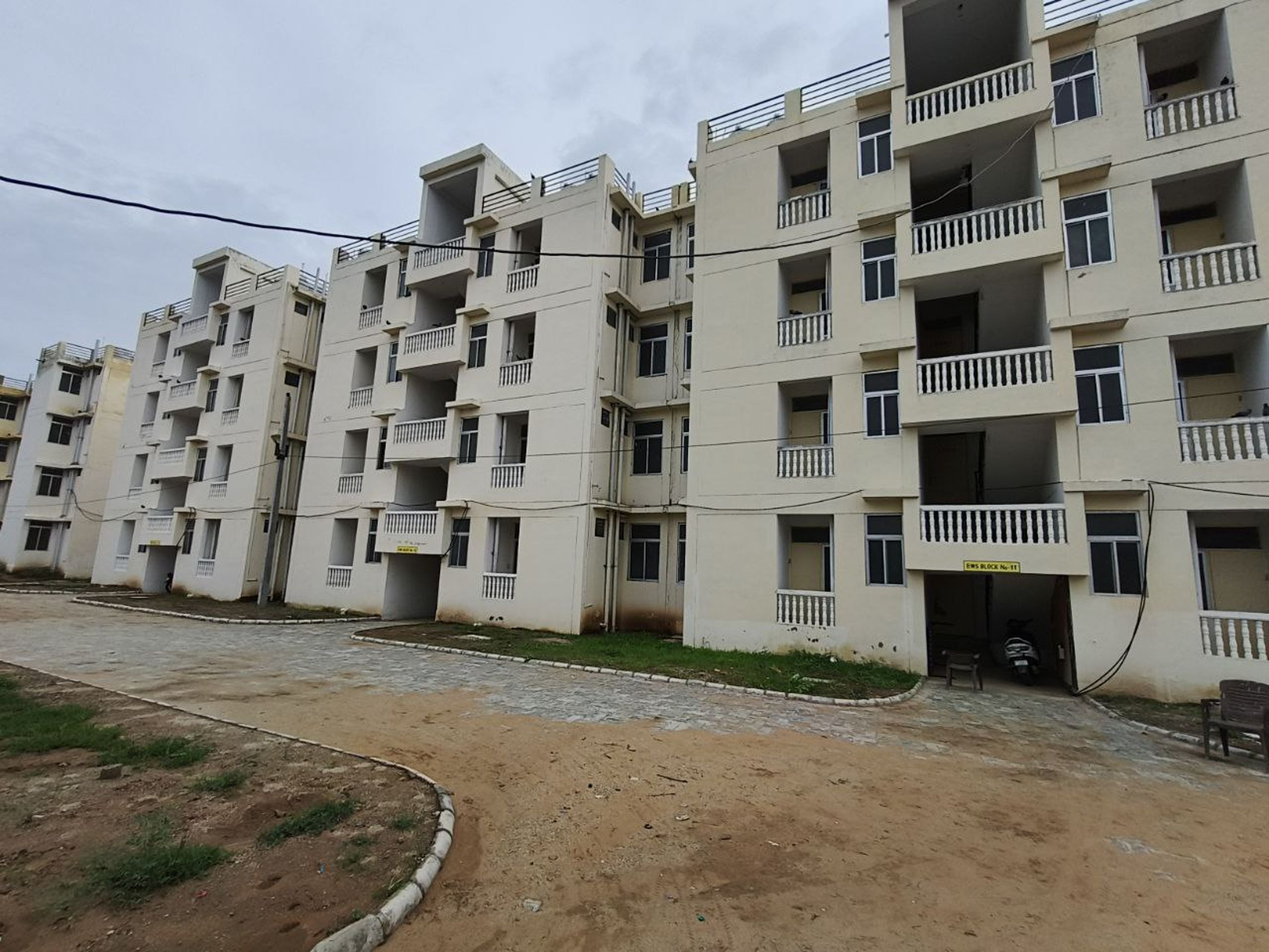 7 साल बाद भी रेंग रही मुख्यमंत्री जन आवास योजना, 480 में से अभी 96 फ्लैट हुए
तैयार, 40 को किया आवंटन