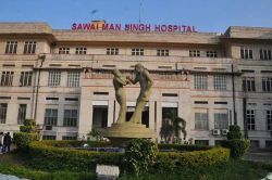 एसएमएस अस्पताल में चल रही है लपकागिरी, मरीजों को दिलवाते है बाहर ले जाकर
प्राइवेट दुकानों से दवाईयां, ऐसे आया सच सामने.. - image