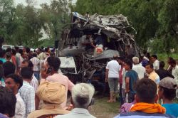 बस-ट्रॉले की भीषण टक्कर में चार की मौत, 13 घायल – मची चीख पुकार - image