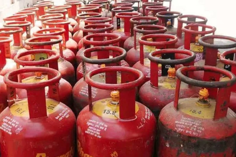 PM उज्जवला योजना पोर्टल 19 माह से बंद, हितग्राहियों की बढ़ी परेशानी, महिलाएं लगा रही कलेक्ट्रेट के चक्कर...(photo-patrika)