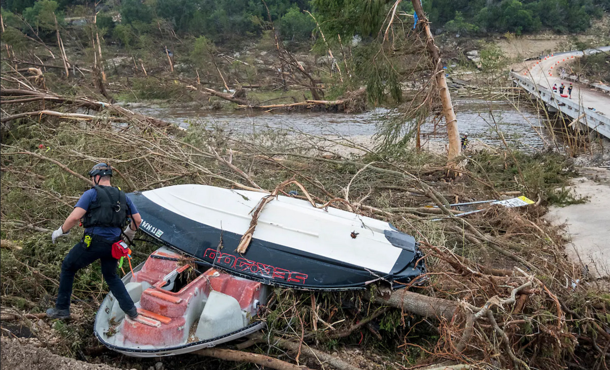 Texas Floods: बाढ़ ने ली 100 से ज़्यादा लोगों की जान, अब तक अरबों का नुकसान