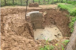 कोरबा में बड़ा हादसा: कुआं धंसने से तीन लोगों की दर्दनाक मौत! उतरे थे मोटर पंप
निकालने - image