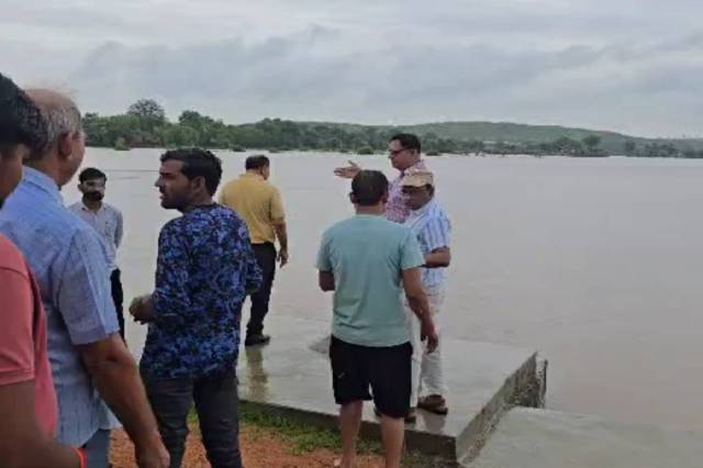 tikamgarh collector