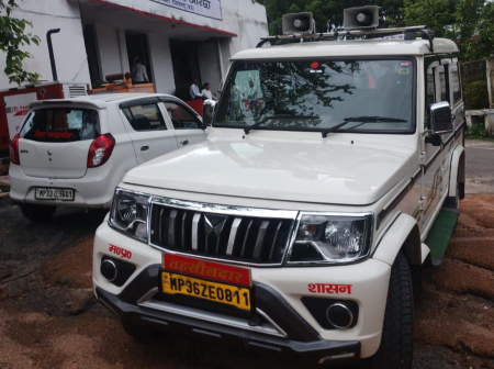 Court confiscated the vehicle of Tehsildar in Orchha of Tikamgarh