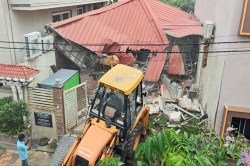 हिस्ट्रीशीटर तोमर ब्रदर्स के ऑफिस पर चला बुलडोजर, डिप्टी CM बोले- CM के साथ फोटो
खिंचवाने से कोई कानून से बड़ा नहीं हो जाता - image