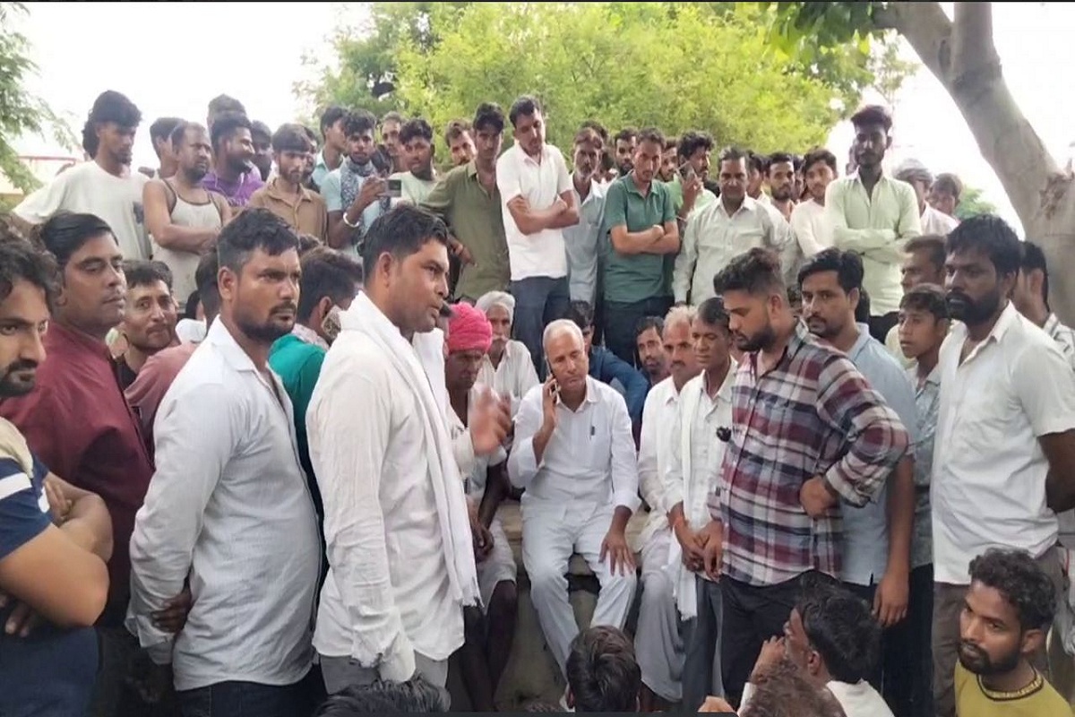 राजस्थान बना रणभूमि, पुलिस को सड़क पर दौड़ा-दौड़ाकर पीटा, वीडियो वायरल