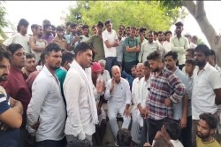 राजस्थान बना ‘रणभूमि’, आखिरकार क्यों महिलाओं ने पुलिस को सड़क पर दौड़ा-दौड़ाकर
पीटा, वीडियो वायरल - image
