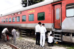 कुशीनगर एक्सप्रेस में बड़ा हादसा टला, ट्रेन के चक्के से उठा धुएं का ऐसा गुबार
पीछे आ रही गाड़ियां तक रोकनी पड़ीं - image