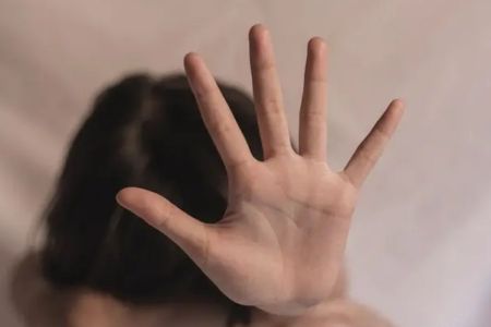 सिपाही की बेटी से की छेड़छाड़