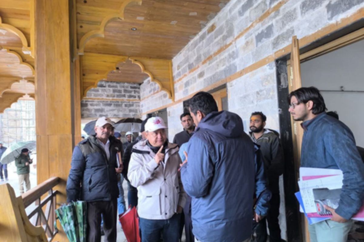 औली और तपोवन में पर्यटक सुविधाएं होंगी बेहतर, सचिव ने DPR तैयार करने के दिए
निर्देश