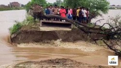 Flood in UP: चंदौली में नहर टूटने से गांव डूबा! 250 एकड़ फसल बर्बाद, 50 घर डूबे,
नावों से हो रही आवाजाही, मचा हाहाकार - image