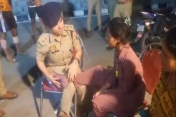 Sawan Kanwar Yatra 2025: कांवड़िए के पैर दबाती DSP, वीडियो पोस्ट कर अखिलेश यादव
ने किया कमेंट - image