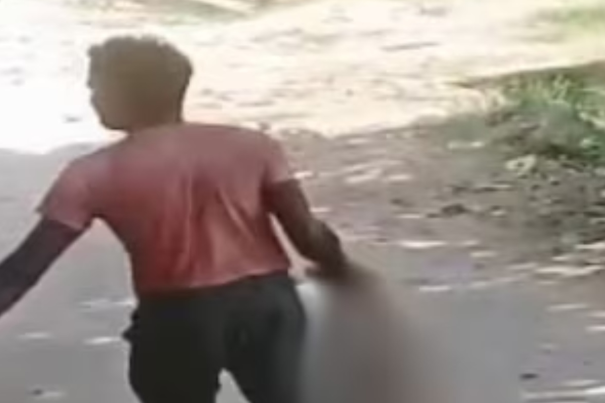 दहेज को लेकर इंसानियत एक बार फिर शर्मसार; बेरहम पिता ने 8 महीने के मासूम को
उल्टा लटका कर गांव में घुमाया