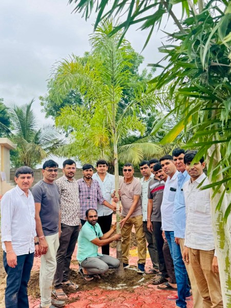 हुब्बल्ली के पास बुदरसिंघी स्थित विश्नोई धर्मशाला परिसर में पौधरोपण करते विश्नोई समाज के लोग।
