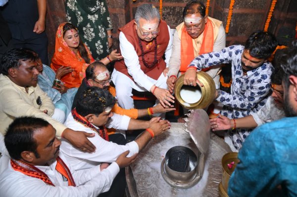 बाबा भोरमदेव मंदिर में पूजा-अर्चना एवं रुद्राभिषेक करते मुख्यमंत्री विष्णु देव साय।