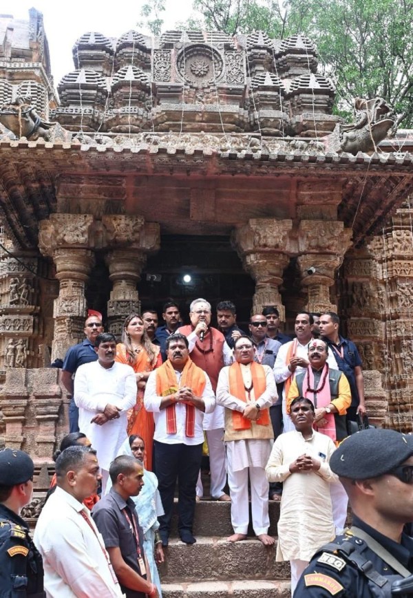 पवित्र सावन मास के तीसरे सोमवार को धार्मिक आयोजन में हिस्सा लेते मुख्यमंत्री विष्णु देव साय। 