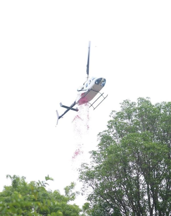 हजारों श्रद्धालु कांवड़ियों पर हेलिकॉप्टर से पुष्पवर्षा। 