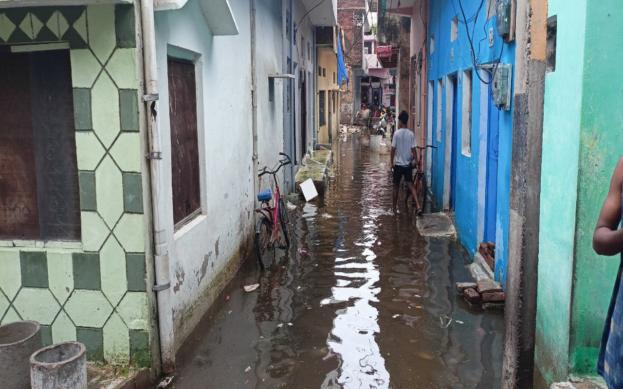 27 वर्ष बाद किशोर सागर तालाब से सटी कॉलोनी में तीन सौ मीटर अंदर तक वार्ड में
घुसा पानी, मकान छोड़कर रिश्तेदारों के यहां भागे रहवासी