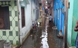27 वर्ष बाद किशोर सागर तालाब से सटी कॉलोनी में तीन सौ मीटर अंदर तक वार्ड में
घुसा पानी, मकान छोड़कर रिश्तेदारों के यहां भागे रहवासी - image