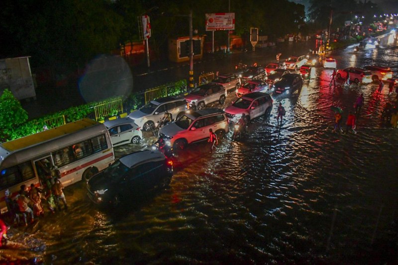 जयपुर में सोमवार शाम हुई तेज बारिश के चलते सड़कों पर भर गया पानी। फोटो-पत्रिका।
