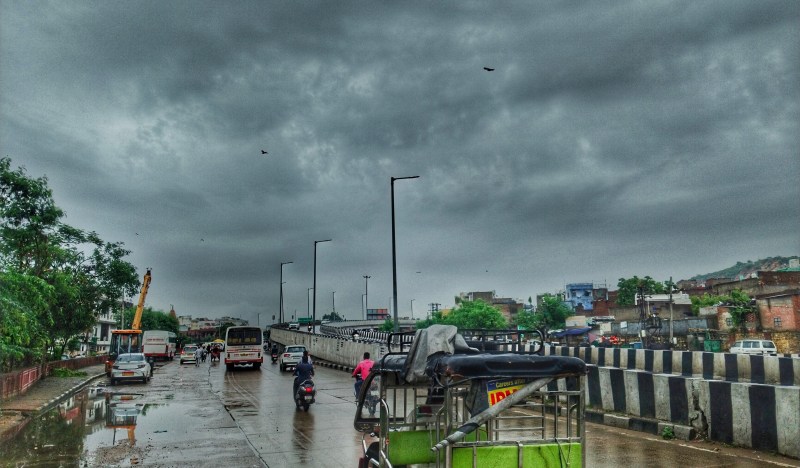 जयपुर के आसमां में छाए बादल। फोटो-पत्रिका