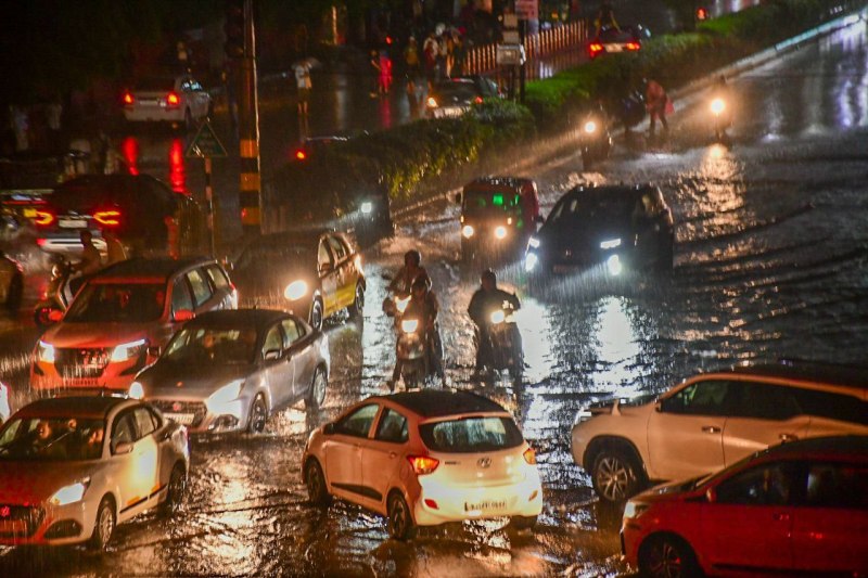 जयपुर शहर में सोमवार शाम को हुई झमाझम बारिश। सड़कों पर भर गया पानी। फोटो पत्रिका।
