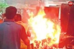 बरेली में पर्यावरण नियमों की खुलेआम उड़ाई जा रही धज्जियां, निगम कर्मचारियों ने
कूड़ा उठाने के बजाय लगा दी आग, मोहल्ले वालों ने बुझाई लपटें - image