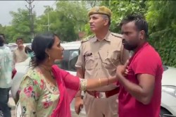VIDEO: साली के साथ पति के अफेयर से भड़की पत्नी, कलेक्ट्रेट में जमकर मारे थप्पड़;
लगी 1 लाख की चपत - image