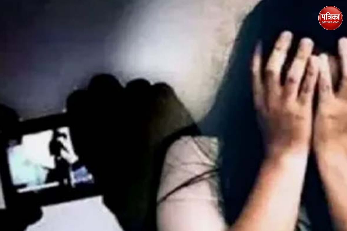 महिलाओं की अश्लील तस्वीरें वायरल, आरोपियों की गिरफ्तारी की मांग, परिजन बोले-
कार्रवाई नहीं हुई तो कर लेंगे आत्मदाह