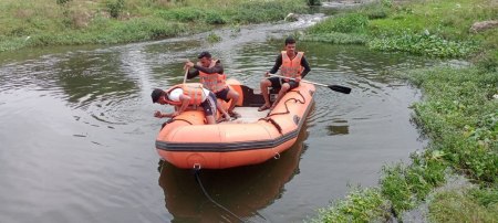 एसडीआरएफ की टीम ने रेस्क्यू कर निकाला