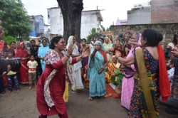 Mahila Dangal: 90 साल की उम्र में 16 की फुर्ती से पटखनी, दो सौ साल पुरानी रस्म
में महिलाओं का जलवा, पुरुषों की पूरी तरह मनाही - image
