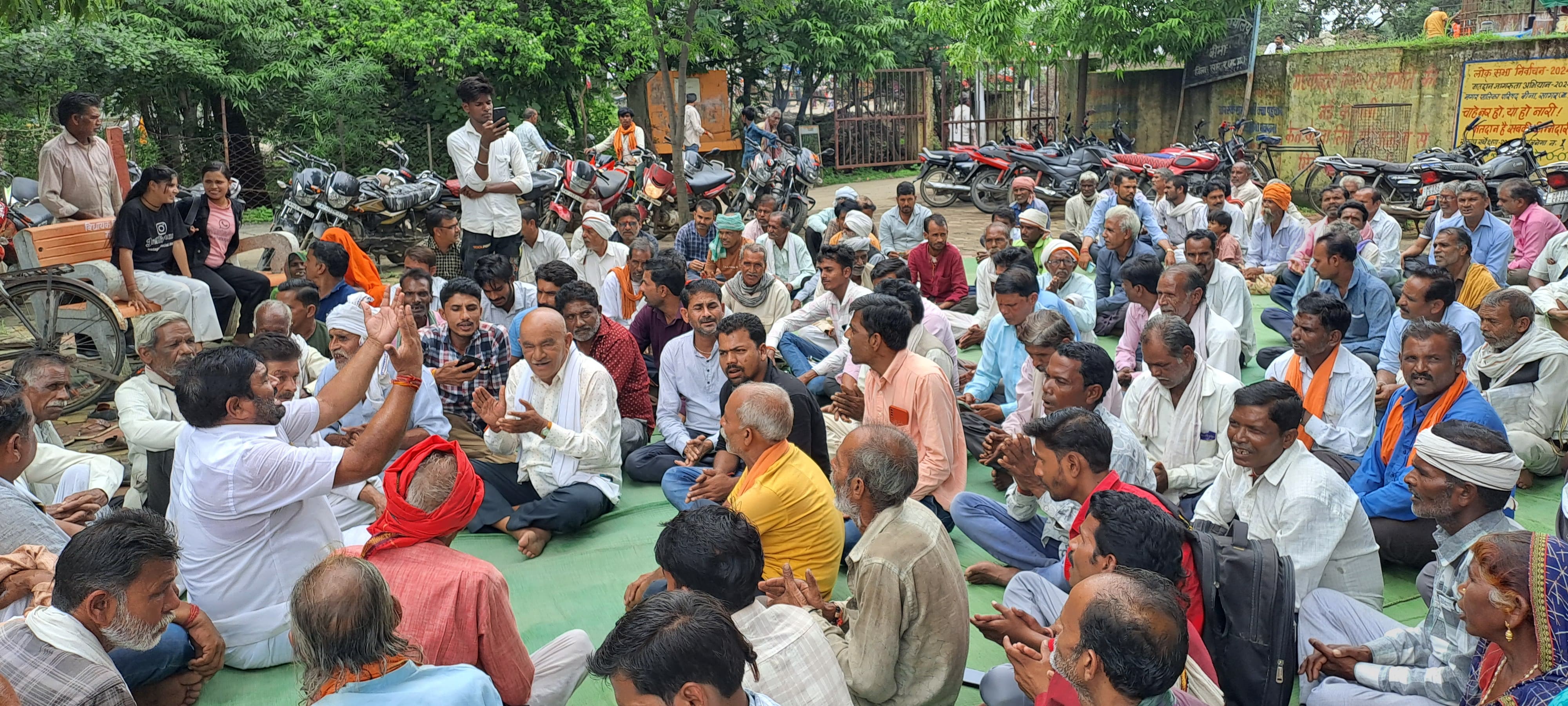 Farmers demonstrated by singing Ramdhun in the tehsil premises, a survey of crops damaged by excessive rain and floods should be conducted soon