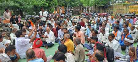 Farmers demonstrated by singing Ramdhun in the tehsil premises, a survey of crops damaged by excessive rain and floods should be conducted soon
