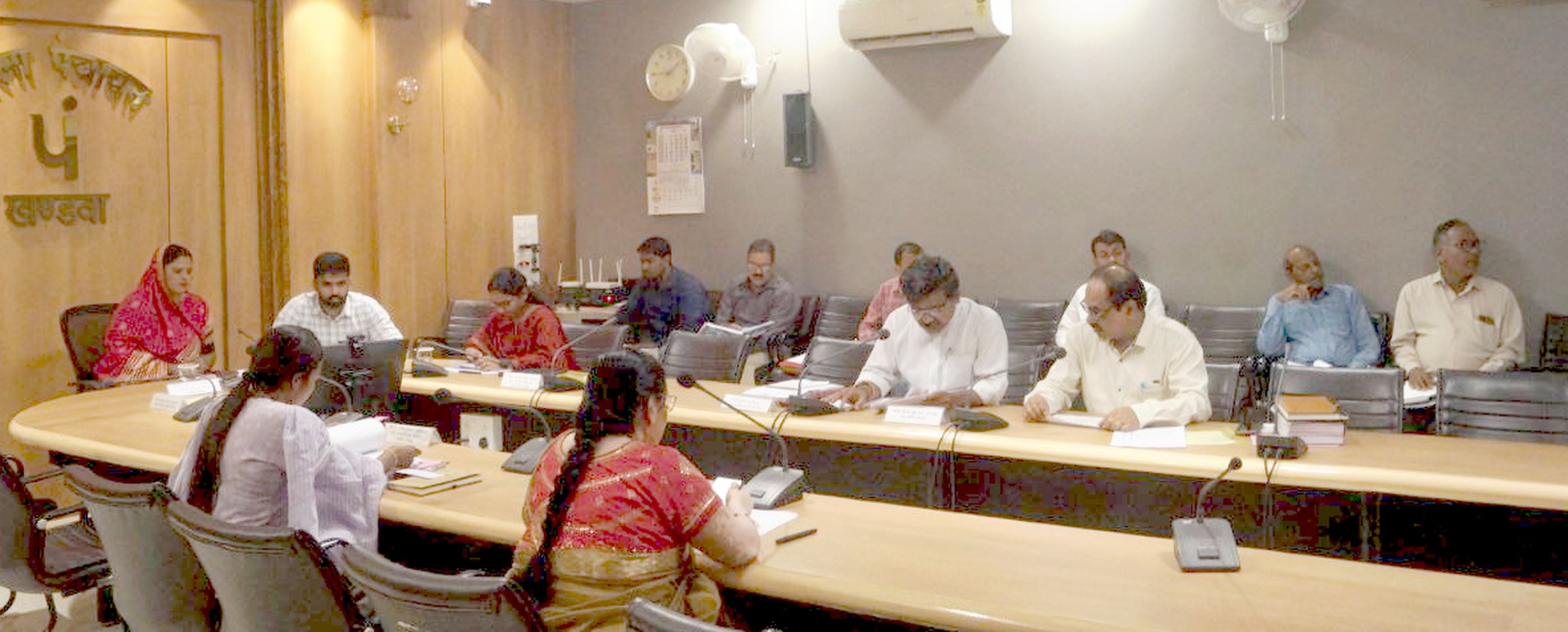 जिला पंचायत खंडवा : अध्यक्ष-सदस्यों के बीच खींचतान, बैठक में नहीं आए समितियों के
सभापति