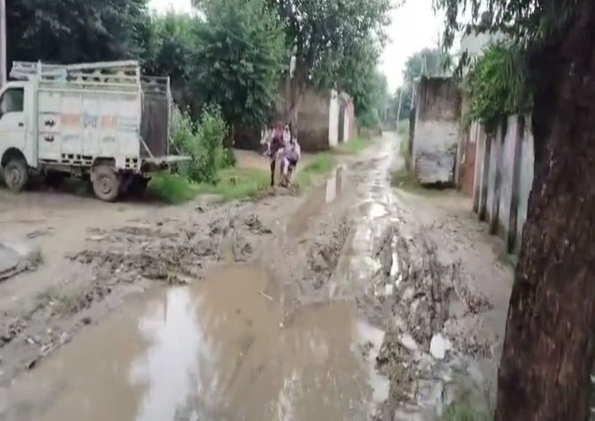 शिलान्यास के दो साल बाद भी सडक़ का इंतजार, गड्ढों से आए दिन हो रही दुर्घटना