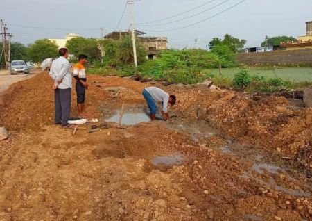शाम को सप्लाई के दौरान रोड निर्माण कर रहे ठेकेदार ने एक छोटी लाइन को तोड़ दिया। उसे ठीक करवाकर फिर सप्लाई छोड़ी गई तो पता चला की जहां पर परिषद की जेसीबी ने लाइन तोड़ी थी। वह अन्दर से क्षतिग्रस्त हो गई।