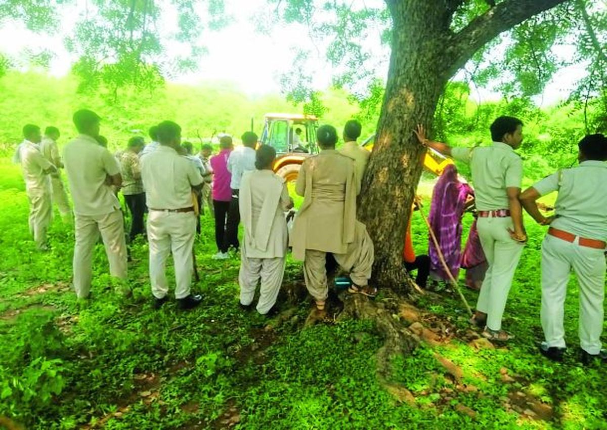 प्रशासन ने पीछे की साइड में जेसीबी की मदद से खाई खुदवाकर सीमांकन कर अंदर का अतिक्रमण ध्वस्त कर दिया।