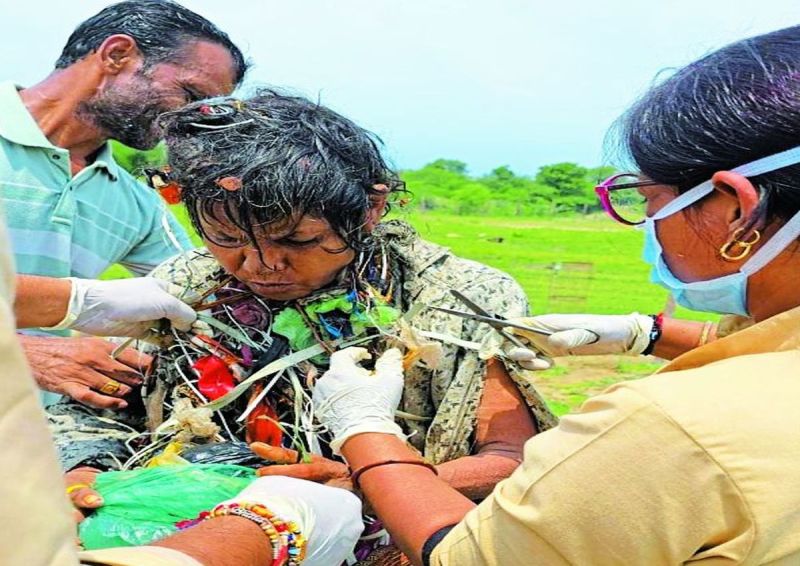 बैंगना में सोमवार को एक लाचार अवस्था में जीवन-यापन कर रही बुजुर्ग महिला के शरीर पर करीब 5 किलो कबाड़, तार व बोतलें लिपटी हुई पाई गई। इस घटना ने मानवीय संवेदनाओं को झकझोर दिया।